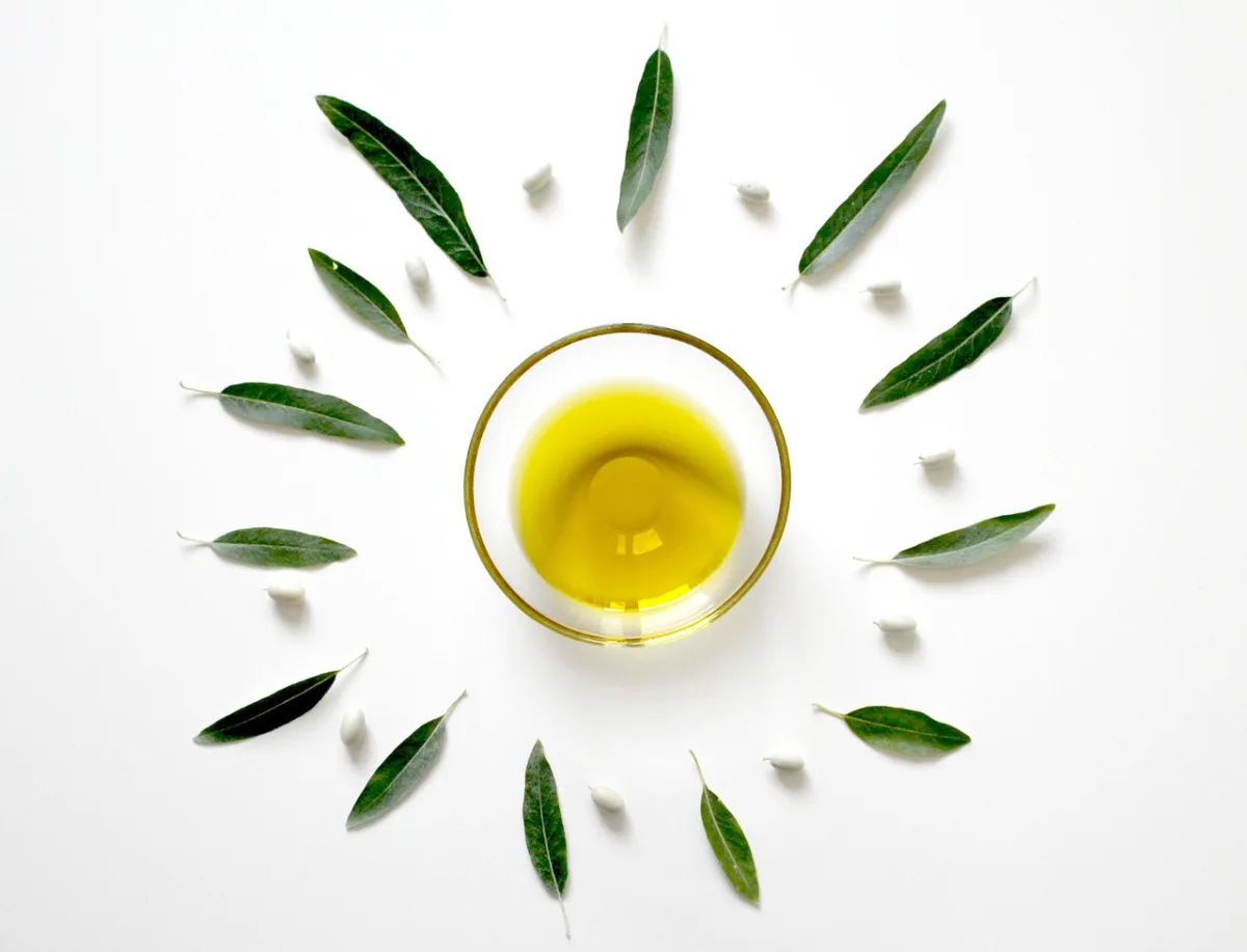 Ingredientes mediterráneos sobre una mesa de madera